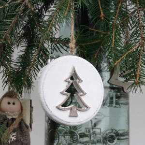 Závesná drevená ozdoba stromček biely 8cm