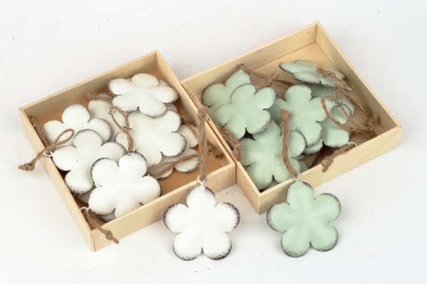 Závesná kovová dekorácia kvetina biela 5,5cm