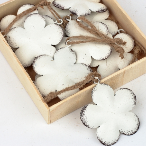 Závesná kovová dekorácia kvetina biela 5,5cm