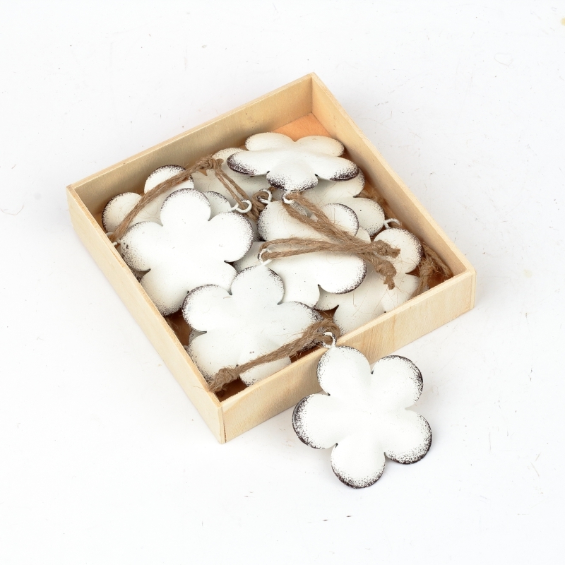 Závesná kovová dekorácia kvetina biela 5,5cm