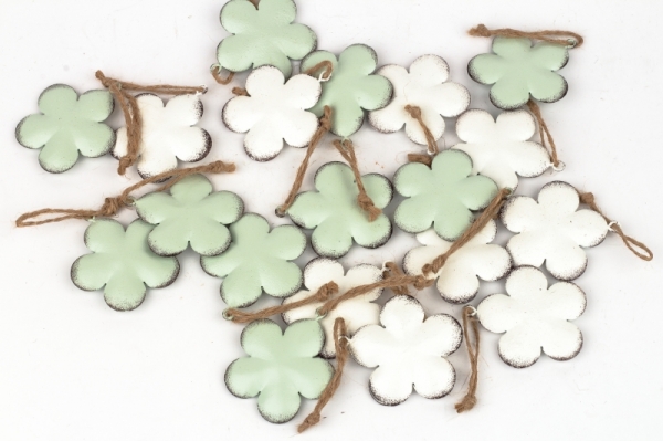 Závesná kovová dekorácia kvetina mint 5,5cm