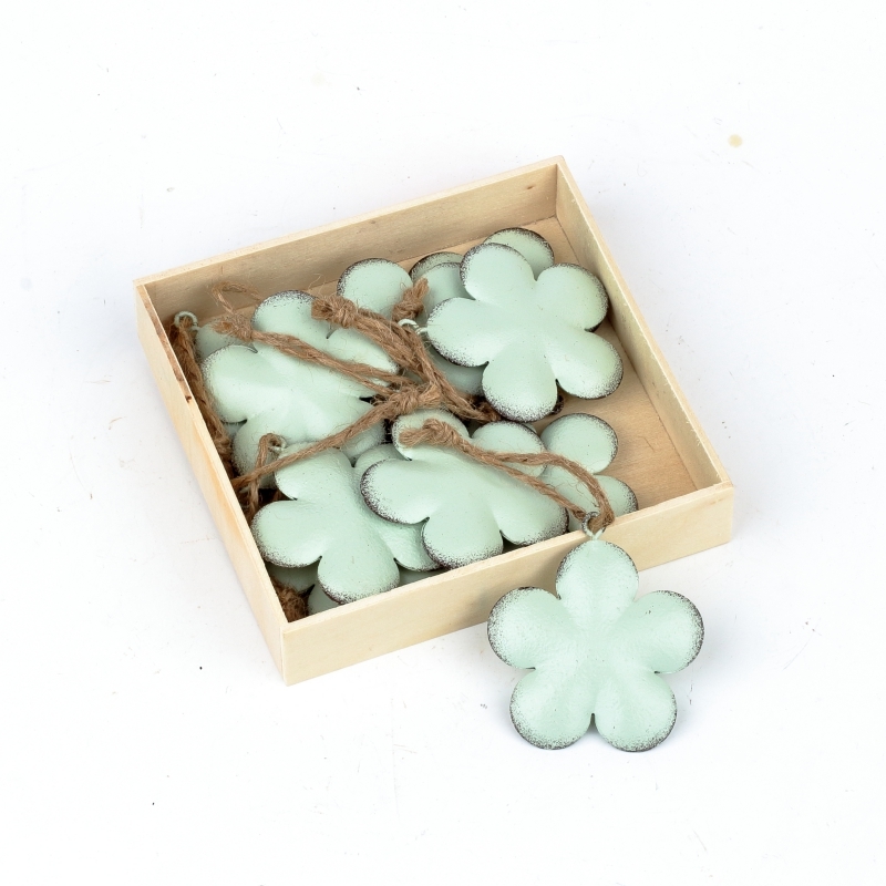 Závesná kovová dekorácia kvetina mint 5,5cm