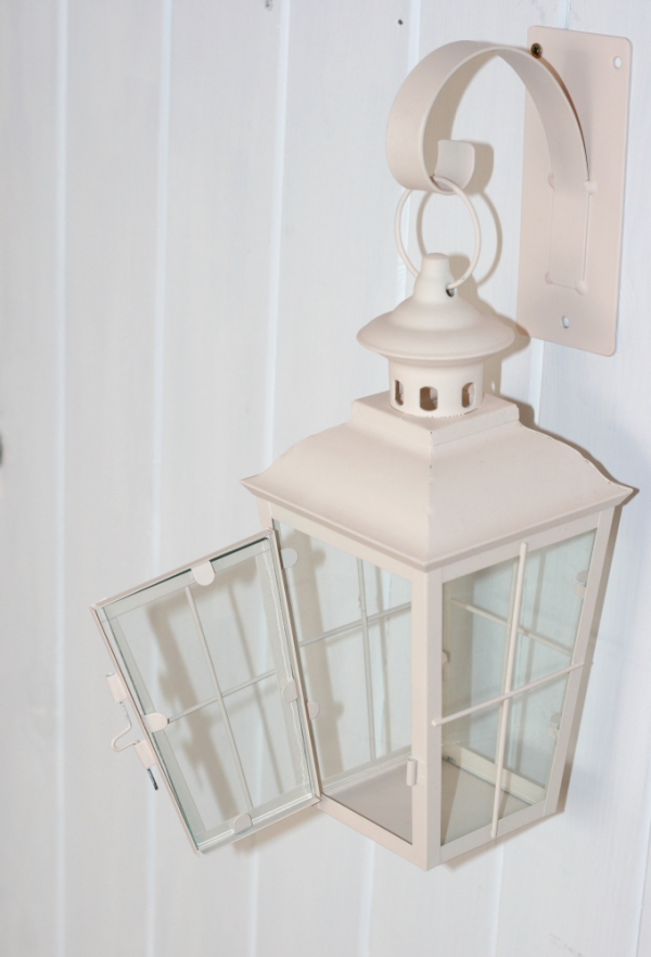 Závesná kovová lampáš biela 27x12x12cm