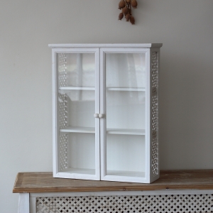 Závesná skrinka drevená do kuchyne