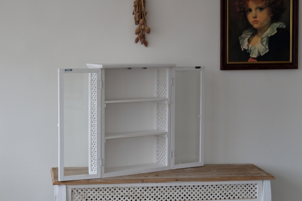 Závesná skrinka drevená do kuchyne