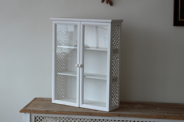 Závesná skrinka drevená do kuchyne