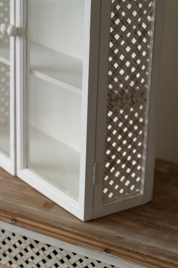 Závesná skrinka drevená do kuchyne