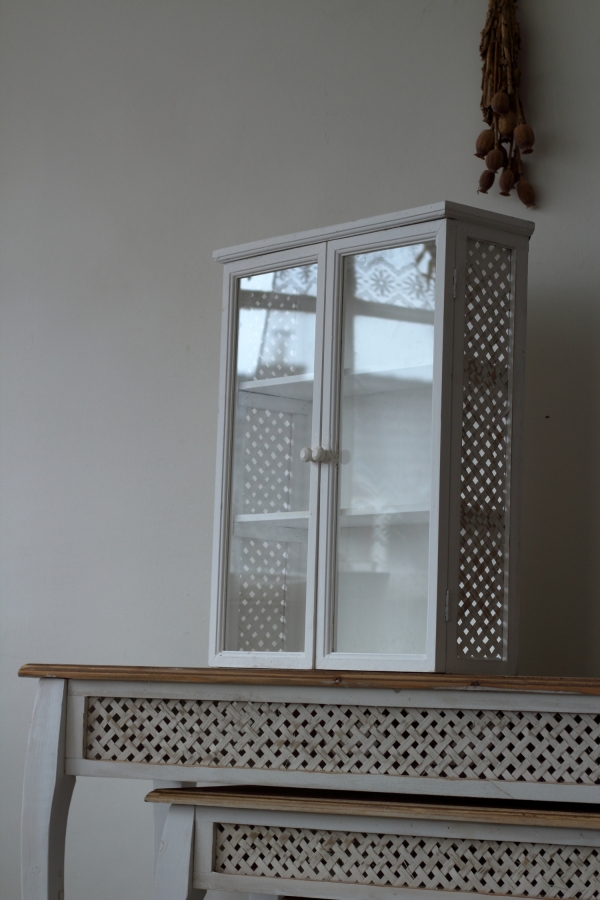 Závesná skrinka drevená do kuchyne