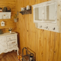 Závesná skrinka s králičím pletivom a háčiky 47x58x15cm