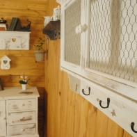 Závesná skrinka s králičím pletivom a háčiky 47x58x15cm