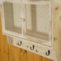 Závesná skrinka s králičím pletivom a háčiky 47x58x15cm