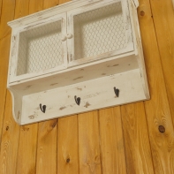 Závesná skrinka s králičím pletivom a háčiky 47x58x15cm