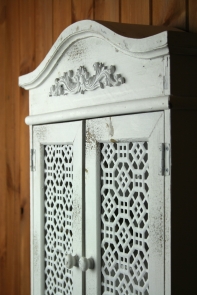 Závesná skrinka s ornamentami 43 × 55 × 13 cm