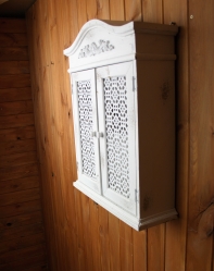 Závesná skrinka s ornamentami 43 × 55 × 13 cm