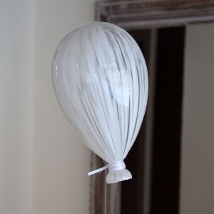 Závesná svadobná dekorácie balónik biely 8,5x14,5cm