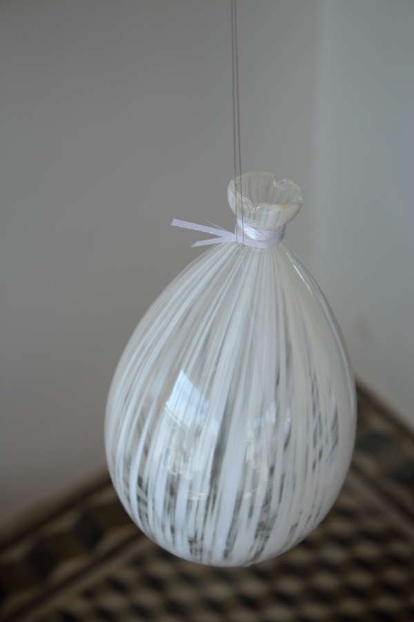 Závesná svadobná dekorácie balónik biely 8,5x14,5cm