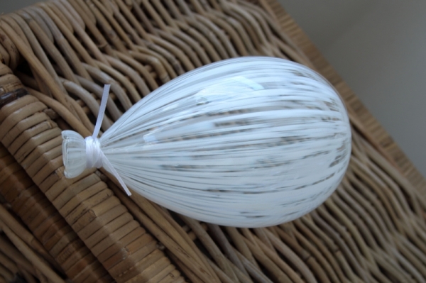 Závesná svadobná dekorácie balónik biely 8,5x14,5cm