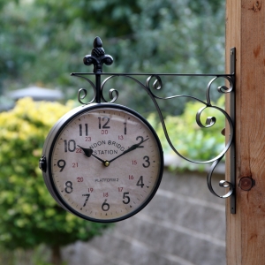 Závesné hodiny na konzole 41 x 37 x 8 cm obojstranné