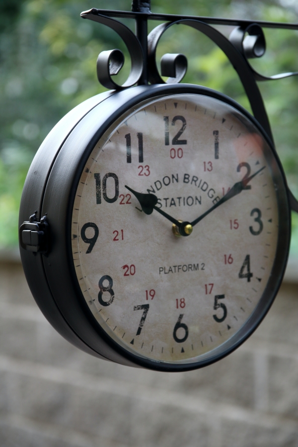 Závesné hodiny na konzole 41 x 37 x 8 cm obojstranné