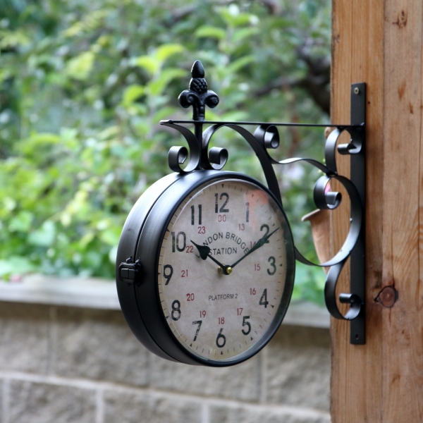 Závesné hodiny na konzole 41 x 37 x 8 cm obojstranné