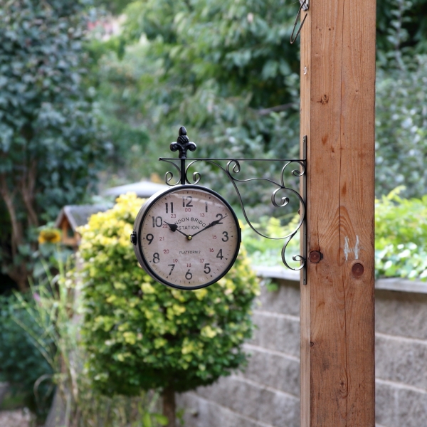 Závesné hodiny na konzole 41 x 37 x 8 cm obojstranné