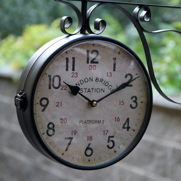 Závesné hodiny na konzole 41 x 37 x 8 cm obojstranné