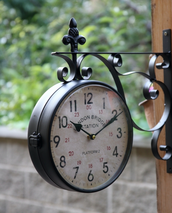 Závesné hodiny na konzole 41 x 37 x 8 cm obojstranné