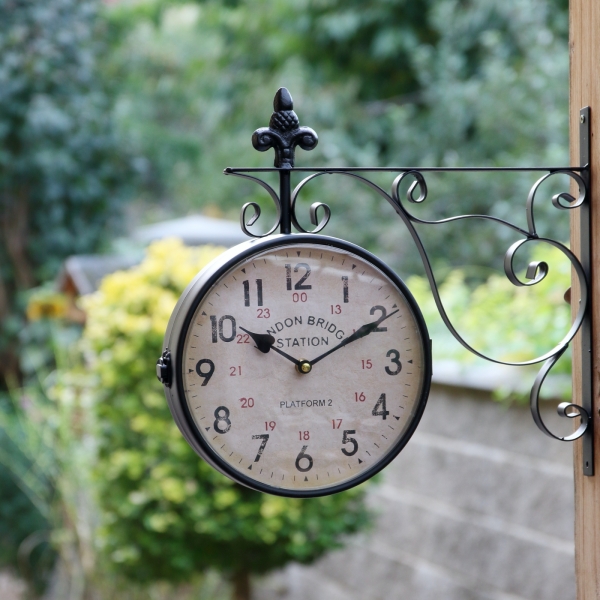 Závesné hodiny na konzole 41 x 37 x 8 cm obojstranné