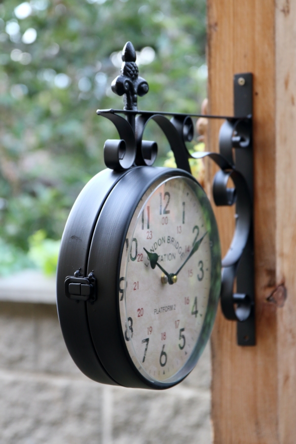 Závesné hodiny na konzole 41 x 37 x 8 cm obojstranné