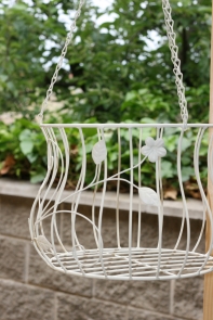 Závesný kvetináč biely kov 75cm
