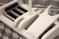 Obuvák s čističom biely