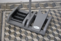 Obuvák s čističom na topánky šedý Esschert Garden 80 cm