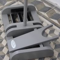 Obuvák s čističom na topánky šedý Esschert Garden 80 cm