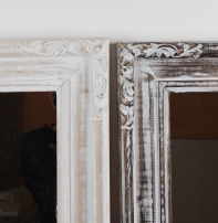 Zrkadlo s bielym rámom a zdobenými rohmi 70x160cm