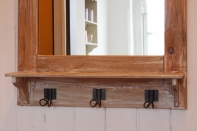 Zrkadlo s háčikmi v chalupárskom štýle 51x70cm