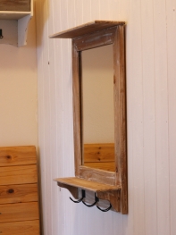 Zrkadlo s háčikmi v chalupárskom štýle 51x70cm