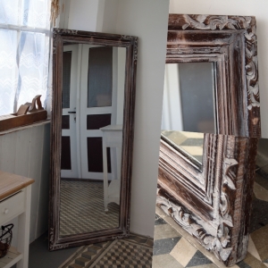 Zrkadlo s hnedým dreveným rámom a zdobením 75x165cm