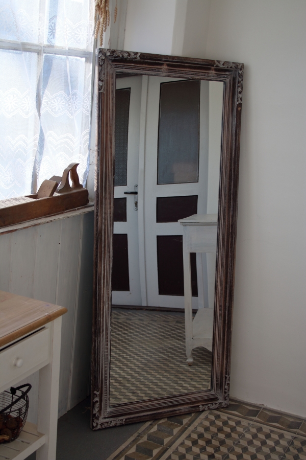 Zrkadlo s hnedým dreveným rámom a zdobením 75x165cm