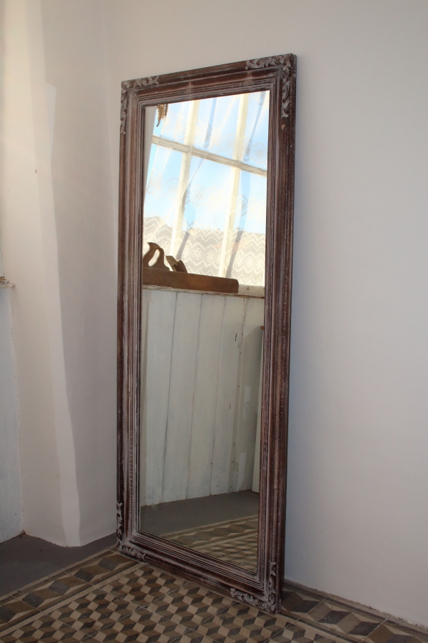 Zrkadlo s hnedým dreveným rámom a zdobením 75x165cm