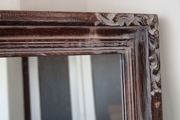 Zrkadlo s hnedým dreveným rámom a zdobením 75x165cm