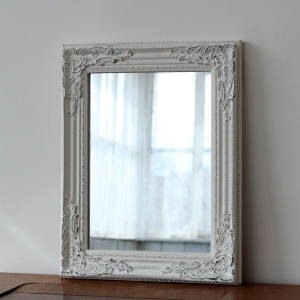 Zrkadlo sa zdobeným rámom 36x46cm
