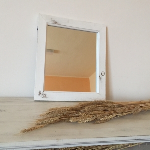 Zrkadlo v drevenom ráme 39x34cm