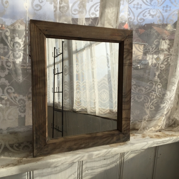 Zrkadlo v drevenom ráme tmavé 39x34cm