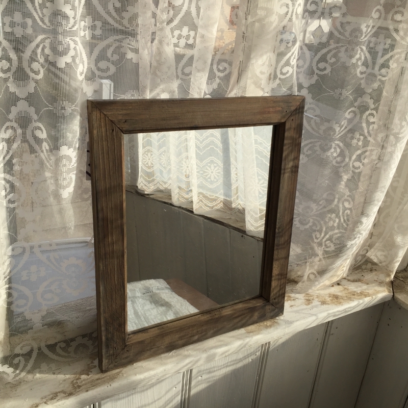 Zrkadlo v drevenom ráme tmavé 39x34cm