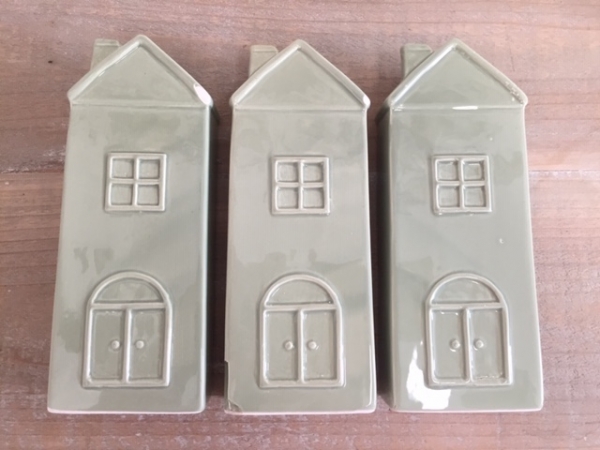 Zvlhčovač vzduchu na radiátor domček zelený - vyradené