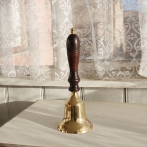 Zvon s drevenou rukoväťou