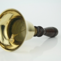  Zvon s drevenou rukoväťou