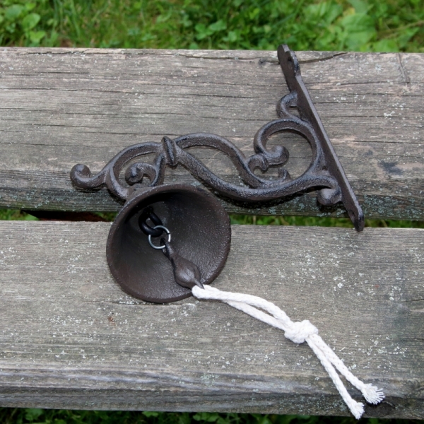 Zvonček liatinový s ornamentami