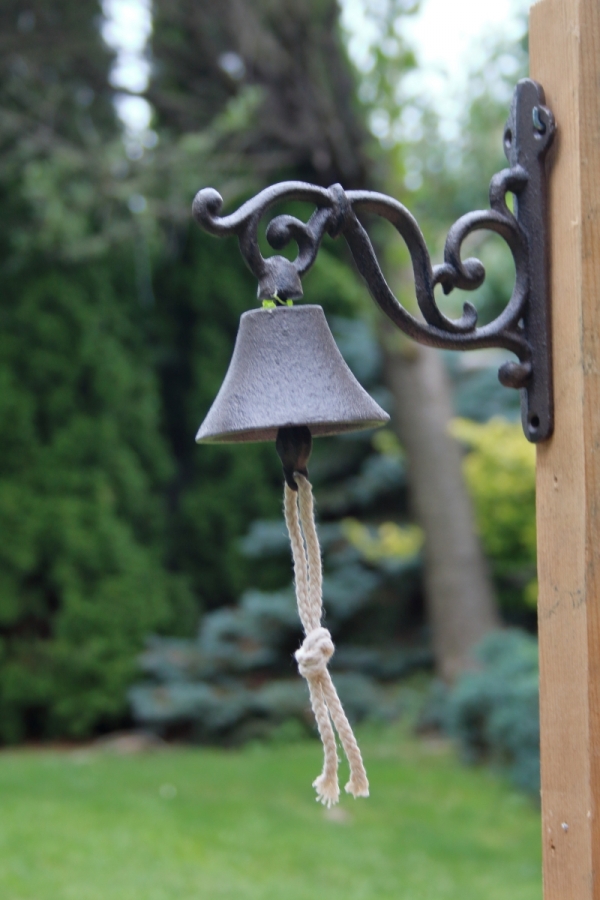 Zvonček liatinový s ornamentami