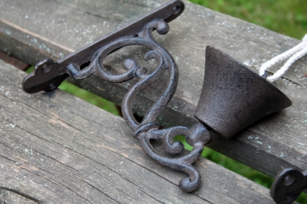 Zvonček liatinový s ornamentami